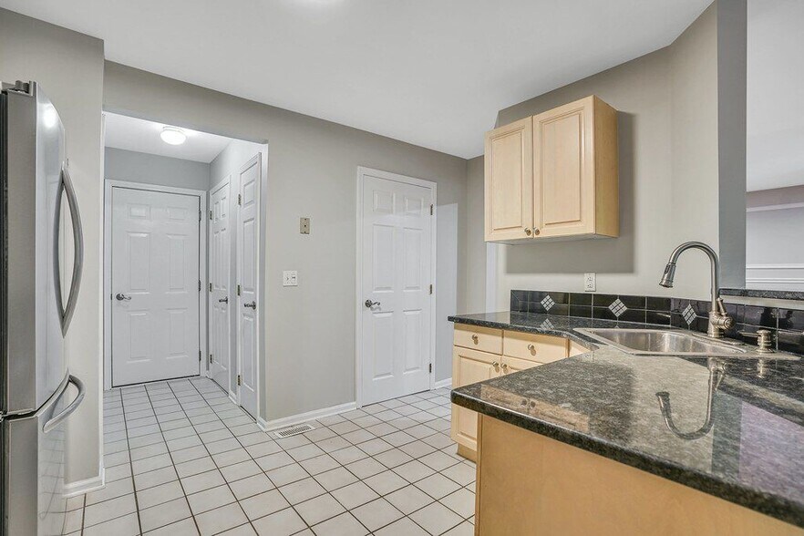 Building Photo - 3804 Scenic Ct