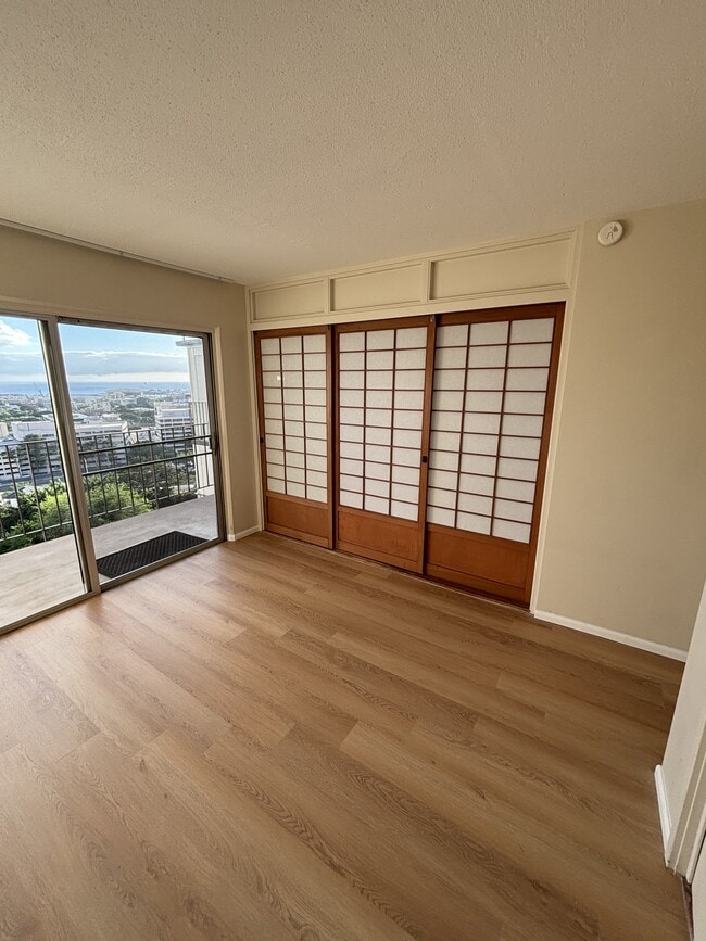 Building Photo - 625 Iolani Ave