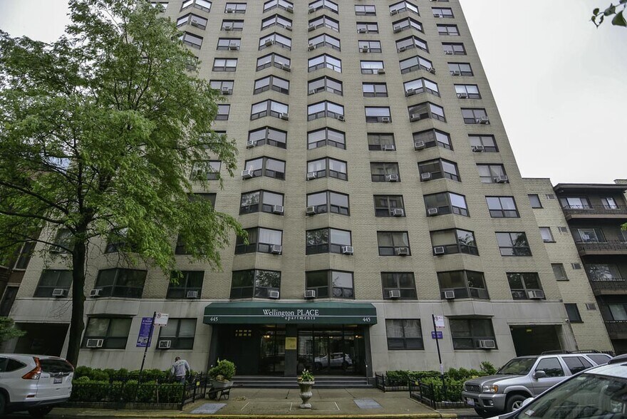 Primary Photo - 450 W Wellington Ave