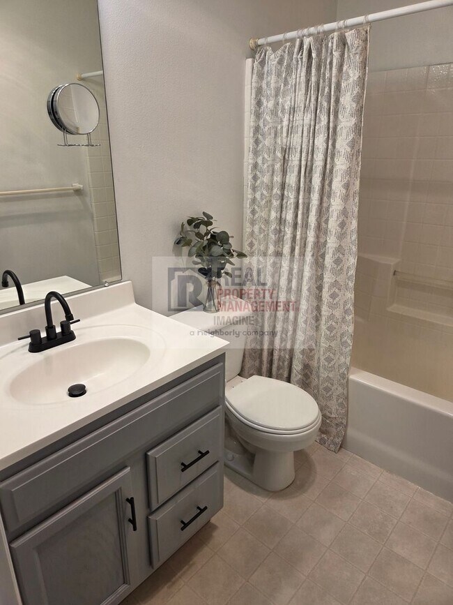 Building Photo - Check Out This Adorable 2.0 bedroom, 2.5 b...