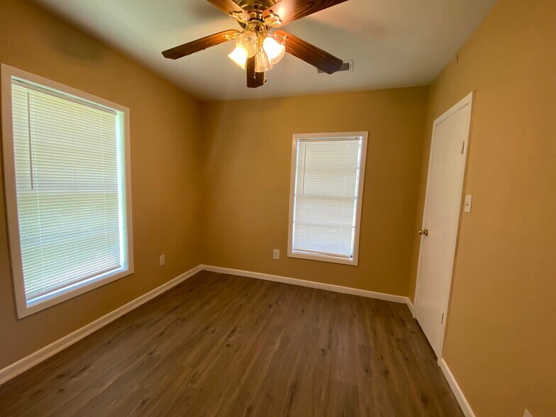 Building Photo - 310 Hillcrest St