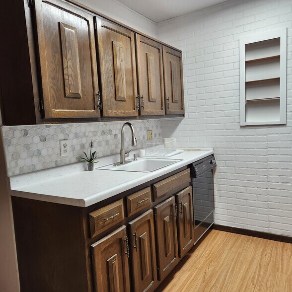 Building Photo - 2690 Oxford St N