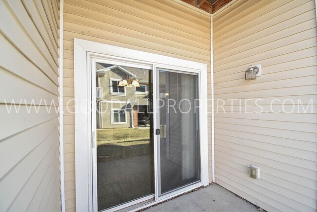 Building Photo - 2 Bedroom 2 Bath Condo w/ Garage on the gr...