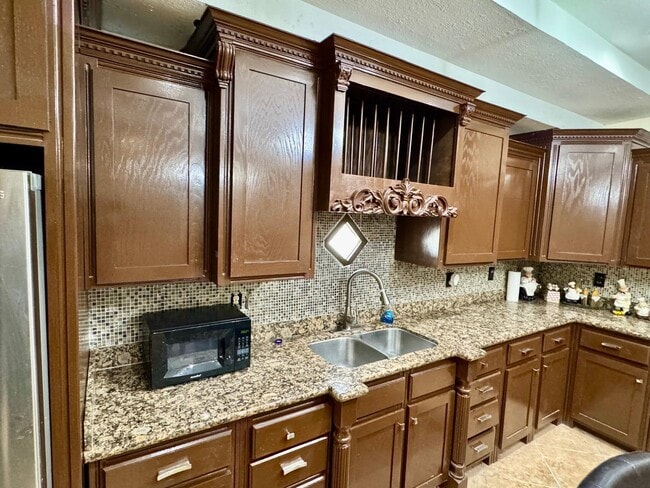 Building Photo - 111 Larga Vista Dr
