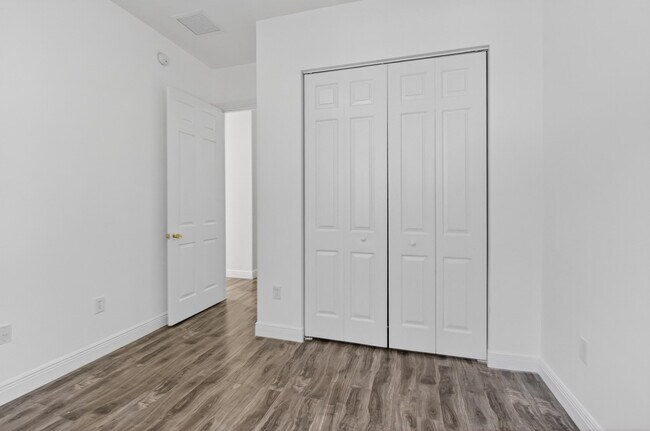 Building Photo - 2515 Venetian Ct