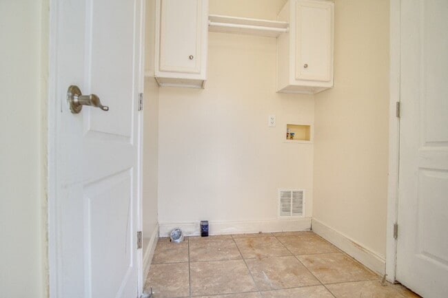 Building Photo - Don’t Miss This West Pensacola Rental — Open Floor Plan, Large Primary Suite, Outdoor Deck & Minu...