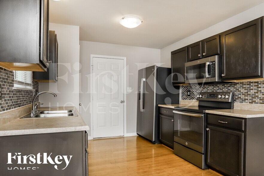 Building Photo - 121 Brookfield Blvd