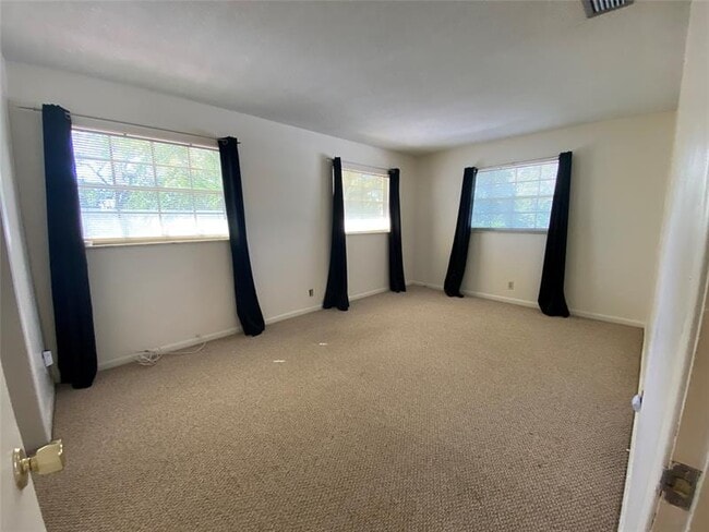 Building Photo - 310 SW 11th Ct