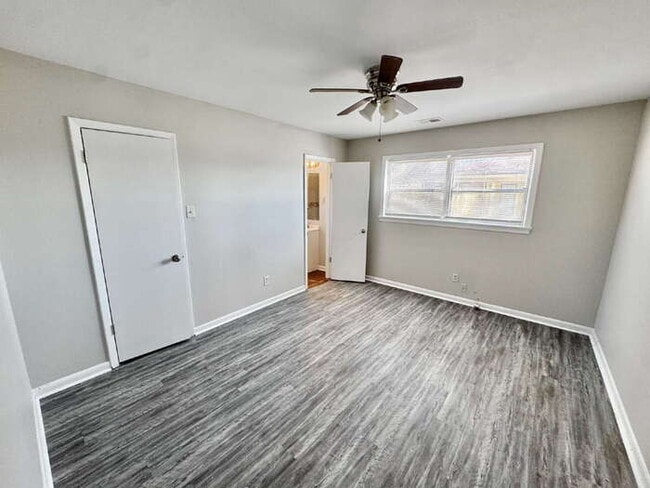 Building Photo - 954 E Holmes Rd