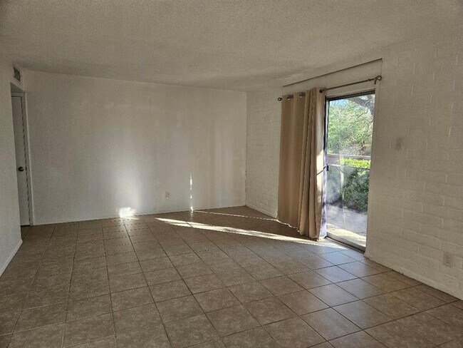 Building Photo - 410 E 9th St