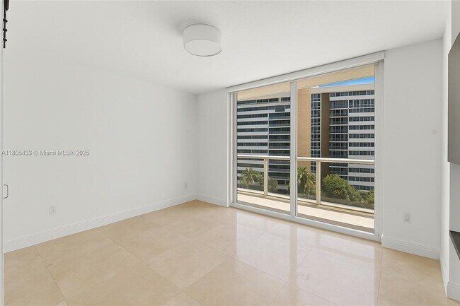 Building Photo - 10 Venetian Way