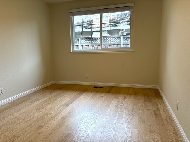 Building Photo - Beautifully Updated 4-Bedroom Home in Prime Mountain View Location!