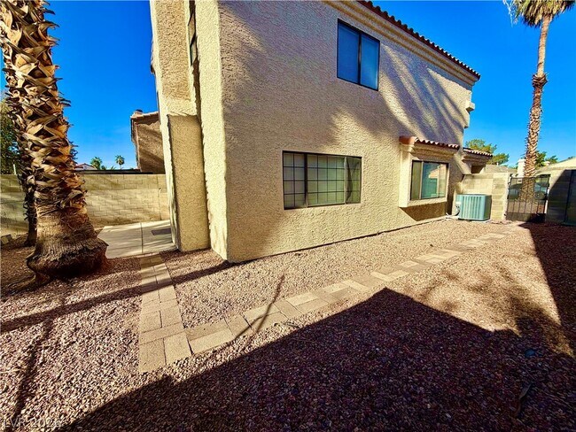 Building Photo - 2063 Waverly Cir