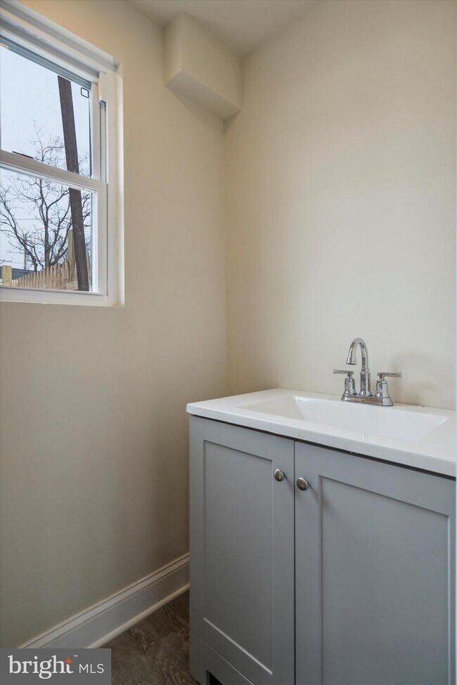 Building Photo - 451 King St