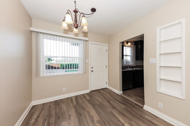 Building Photo - 4765 Sunnyside Dr