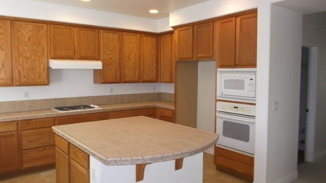 Building Photo - Excellent Elk Grove Location, Spacious 4 bedroom home with office, sitting parlor, and large kitchen