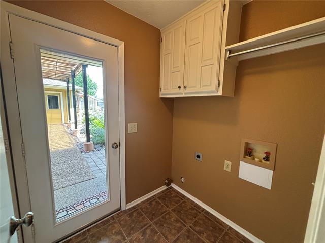 Building Photo - 3300 Wells Dr