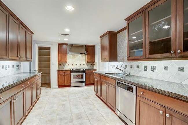 Building Photo - 914 N Main St