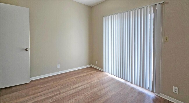 Building Photo - 203 E 31st St