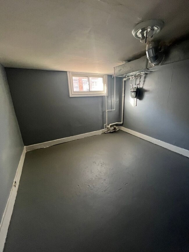 Building Photo - Renovated 3BR / 2BA Townhome for Rent – $1,325/month