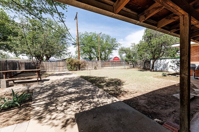 Building Photo - Remodeled throughout, 3/2/1