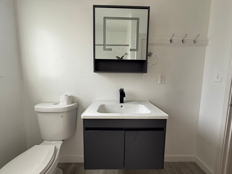 Building Photo - 3736 S Bentley Ave