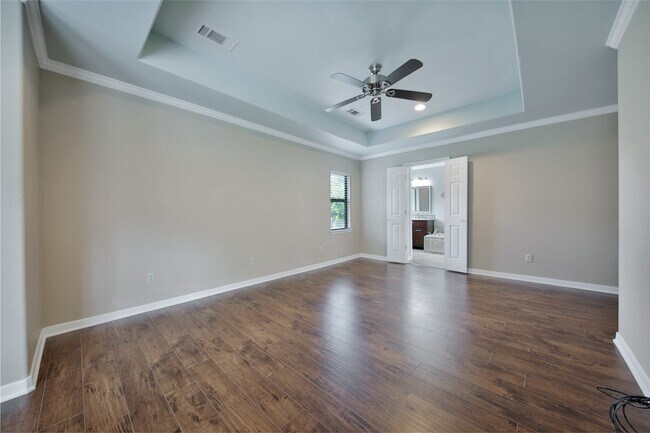 Building Photo - 710 W Rollingwood St