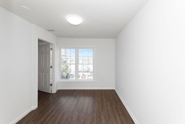Building Photo - 162-170 S Orange Ave