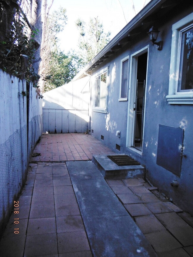 Building Photo - LAUR62-64