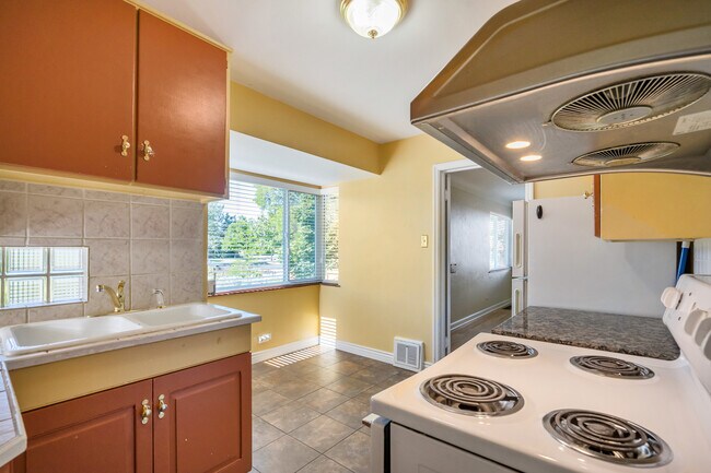 Building Photo - Amazing 4BR, 2BTH in Park Hill!!