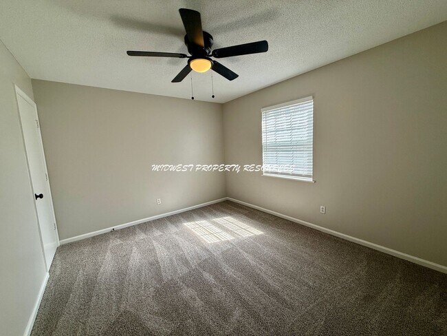 Building Photo - Stunning 2 Story townhome