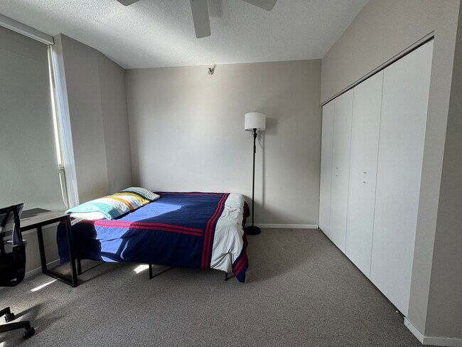 Building Photo - 600 N Kingsbury St