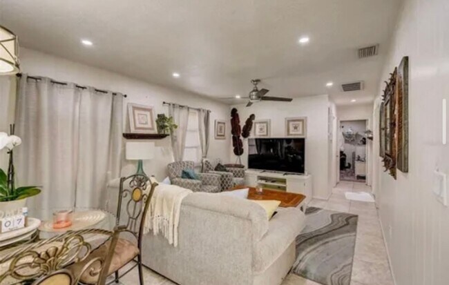 Building Photo - Charming 2/2 Duplex in West Bradenton with Private Yard and Carport