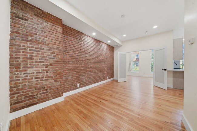 Building Photo - 213 York St