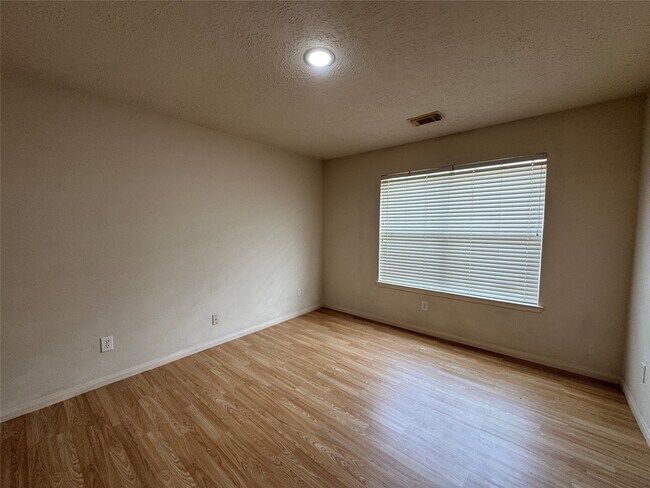 Building Photo - 6110 Villa Hills Dr