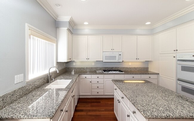 Building Photo - Spacious 6 Bedroom Home With Huge Backyard!