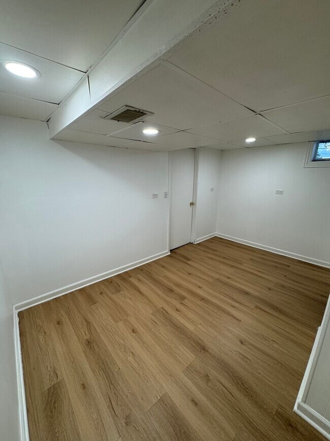 Building Photo - 896 Webster Ln