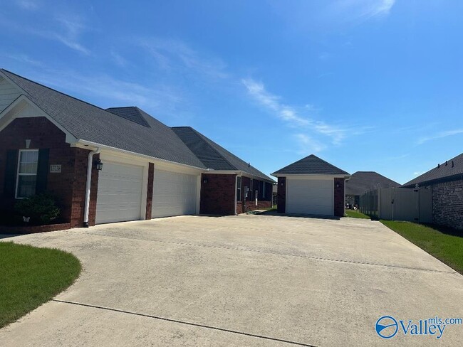 Building Photo - 13158 Chapel Hill Ln