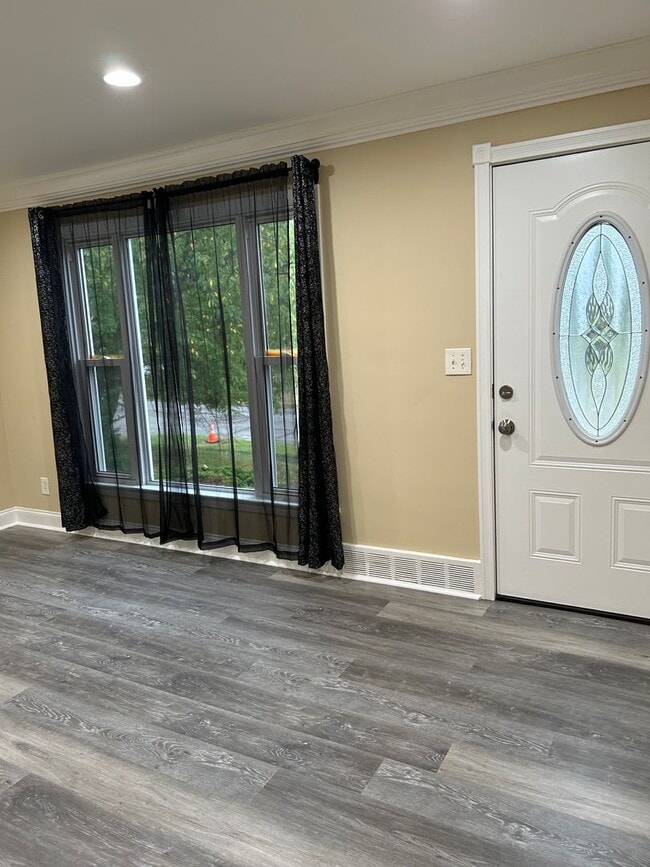 Building Photo - 3 Bedroom 1 bath home for lease in Maple H...