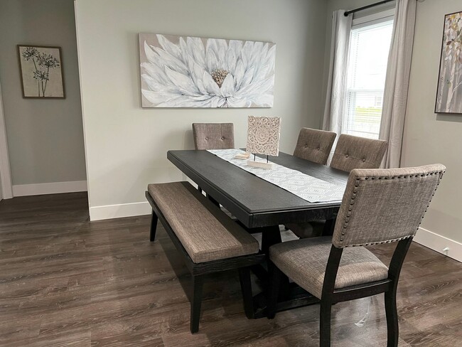 Building Photo - Fully Furnished rental with excellent cent...