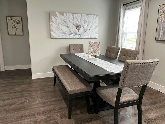 Building Photo - Fully Furnished rental with excellent central location in North cincinnati Suburbs