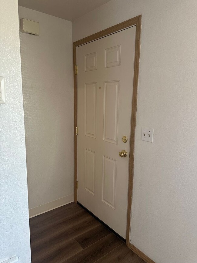 Building Photo - Freshly updated 3 bedroom 2 bathroom duple...