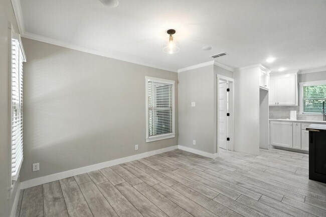 Building Photo - 4057 Stratford St