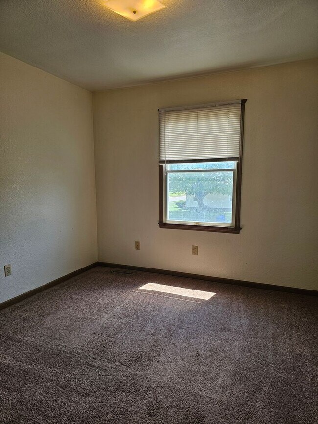 Building Photo - Three Bedroom Two Bath Townhouse