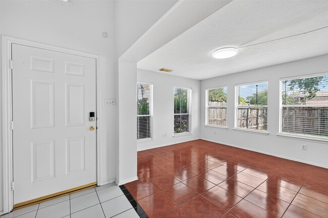 Building Photo - 8366 Golf Green Cir