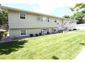 Building Photo - 2 Bed / 1 Bath Apartment with Garage  $975...