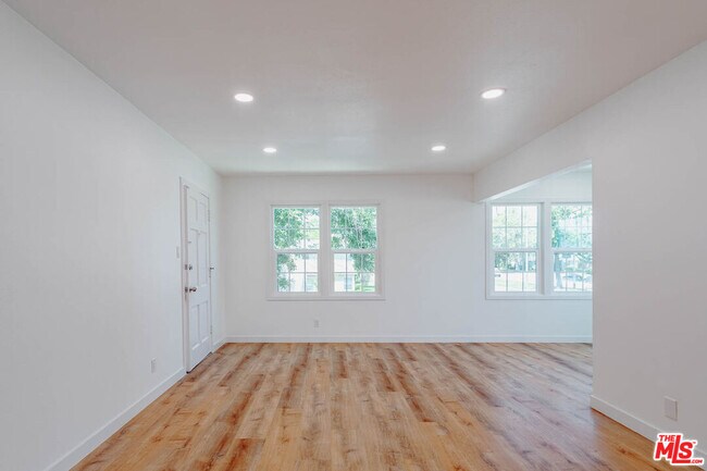 Building Photo - 938 W Glenoaks Blvd