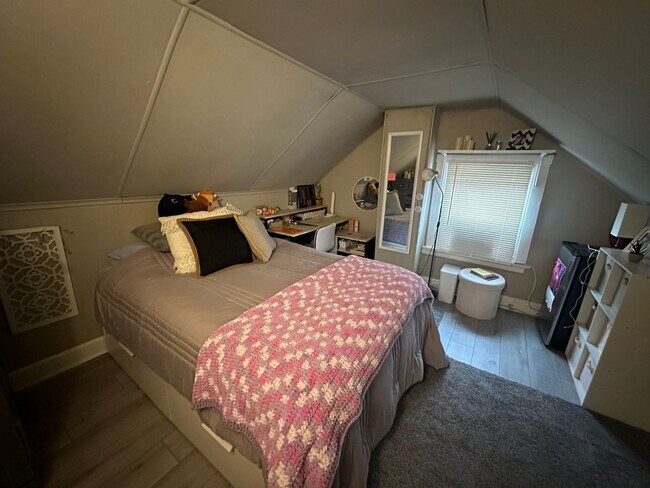 Building Photo - 5 Bedroom House Located In Clifton Near UC's Campus