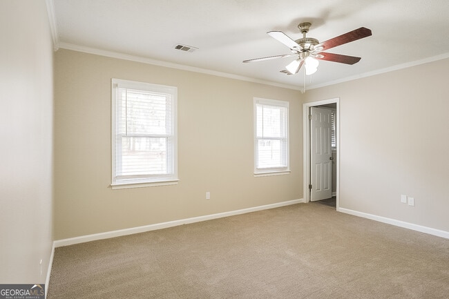 Building Photo - 2440 Hillboro Cir S W