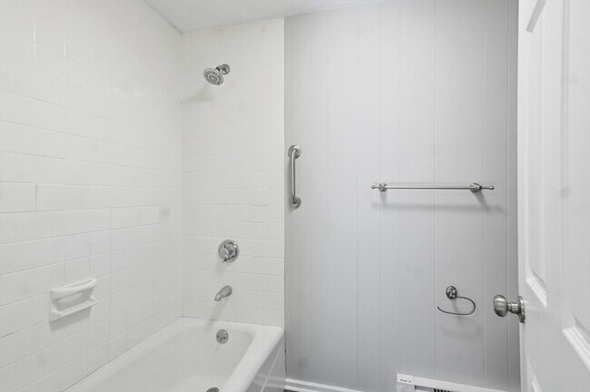 Building Photo - 18 Fountain Ln